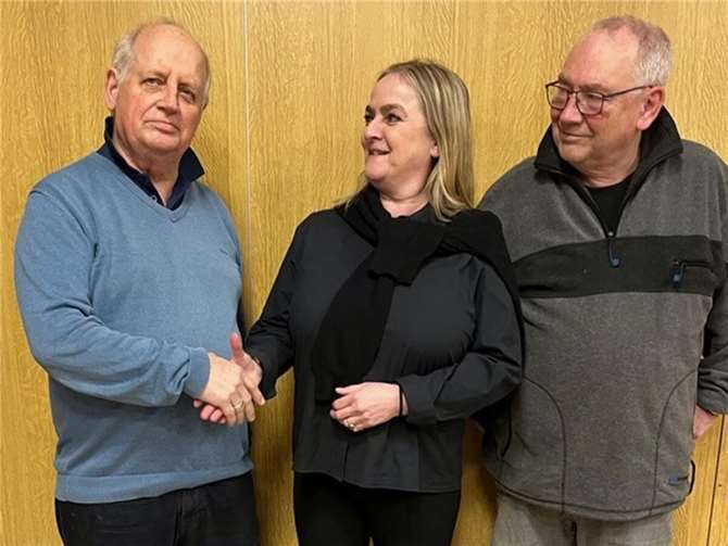 Paul Lägel (l.) und Andreas Wollmann (r.) beglückwünschen Sabine Groth zur Wahl.  Foto: SPD Wachtberg