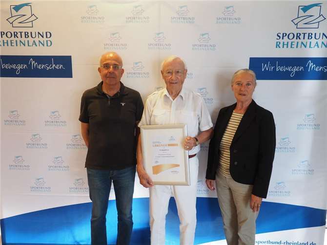 Paul Michels und Roland Moock (v.l.) nehmen die Ehrung von Monika Sauer, Geschäftsführerin des Sportbundes Rheinland, entgegen. Foto: privat