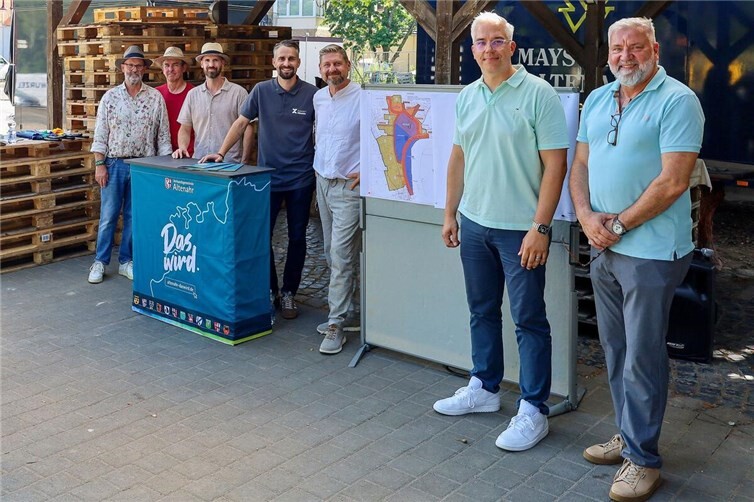 Paul Monreal, Peter Schmauder und Niko Monreal (vo. li.) vom Ingenieurbüro Monreal PartG mbB, Sebastian Sonntag von der Zukunft Mittelahr AöR, Jörg Jeckstedt, Beigeordneter der Ortsgemeinde Mayschoß, Dominik Gieler, Bürgermeister der VG Altenahr, und Olaf Leidreiter, Bürgermeister der Ortsgemeinde Mayschoß, standen in Mayschoß beim „Blick hinter den Bauzaun“ als Gesprächspartner zur Verfügung.