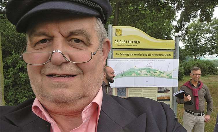 Paul Peter Baum, den stv. Vorsitzenden des HVF, amüsiert dieses Selfie sichtlich. Auf ihm stehen Herr Gehendges seitlich und Herr Koppelmann frontal wie zwei Stifterfiguren auf einem Bild aus dem Mittelalter.  Privat