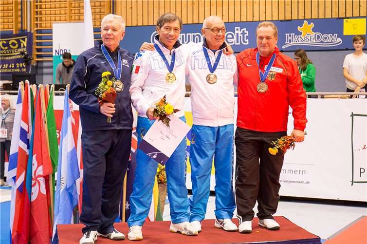 Paul Preis (re.) bei der Siegerehrung im Herrensäbel AK 60.Foto: privat