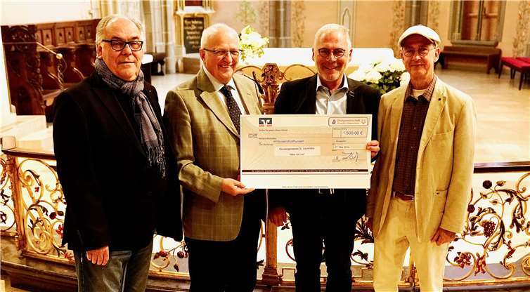 Paul Radermacher erhielt von Winfried Ley, Uwe Liebrich undChorleiter Wilfried Schäfer einen großzügigen Scheck. Foto: -KG-