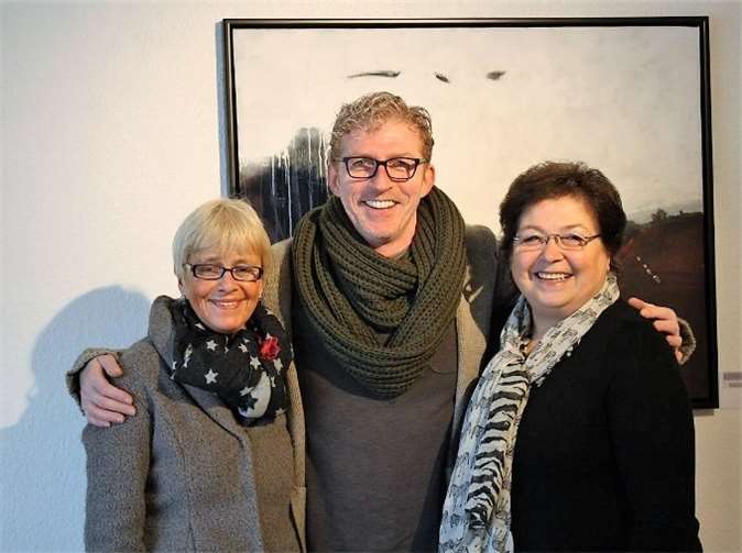 Paul Schneider, Birgit Gräfe und Anne Hermann präsentieren in ihrer Ausstellung Florale Adventsdekorationen und Gestecke, Strukturen auf Leinwand und Abstrakte Malerei.privat