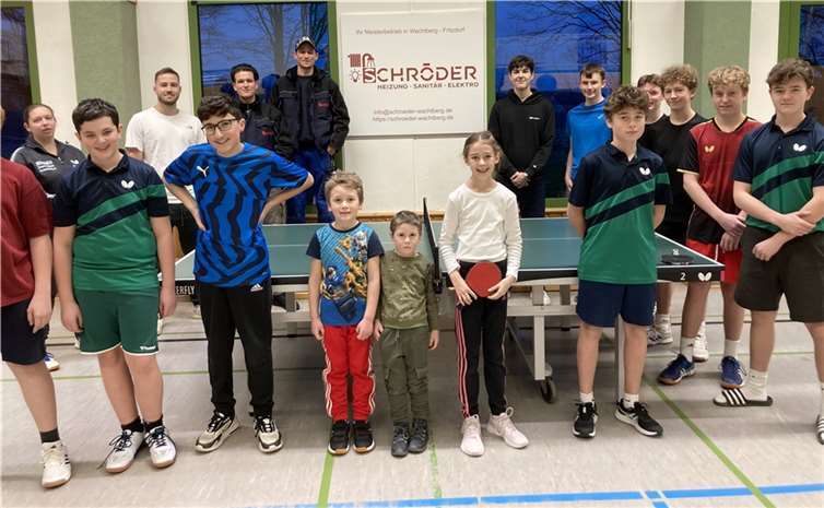 Paul Schröder (mit Mütze) inmitten von Jugendlichen des TTC Fritzdorf  Foto: TTC GW Fritzdorf