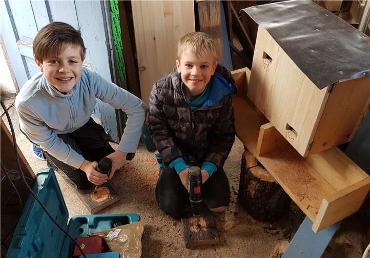 Paul Schwanda und Mads Abresch haben neue Nistkästen gebaut. Foto: privat