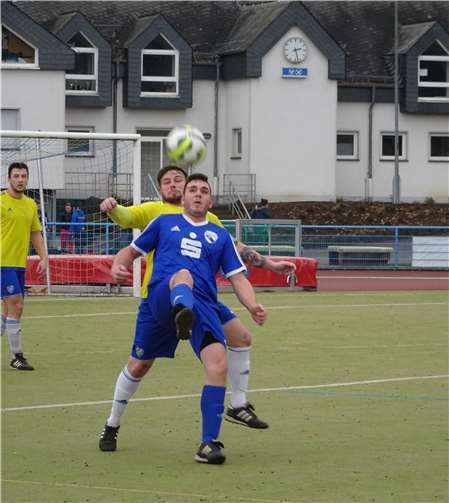 Paul Vogt (vorne) sorgte mit seiner ersten Spielaktion für den 1:1-Ausgleich der Nettetaler Reservisten gegen den TV Kruft.privat