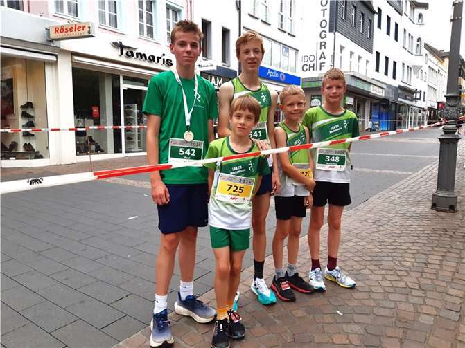 Paul Warlich, Michael Hahn (hinten), Vincent Hahn, Gabriel Groß und Benjamin Groß (vorne) auf dem Siegburger Marktplatz, Start und Ziel des HIT-Citylaufs mit LVN-Meisterschaften über fünf Kilometer. Foto: S. Hahn
