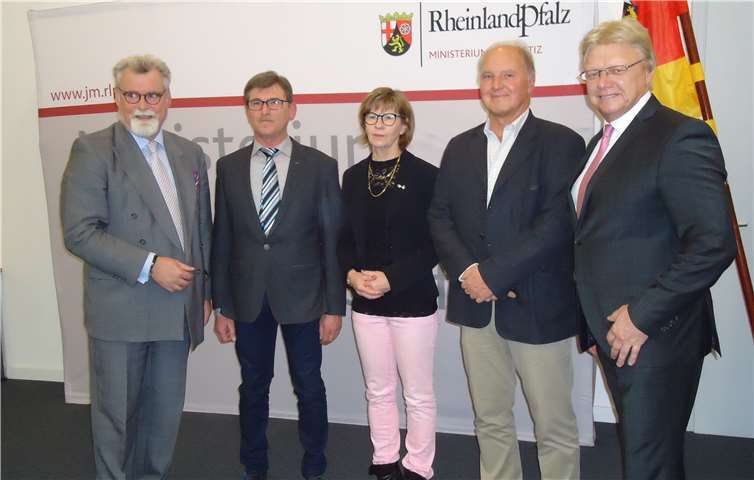 Paul Weber, 2. v.l., Gisela Rohleder, 3. v.l. und Harald Schlegel, 4. v.l., wurden mit der Ehrennadel des Landes Rheinland-Pfalz ausgezeichnet. Privat