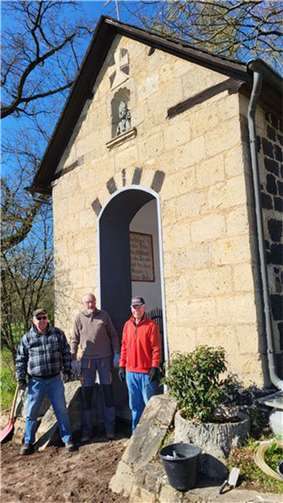 Paul Weber, Werner Krupp und Ewald Marx beim ersten Arbeitseinsatz an der St. Remaclus-Kapelle. Foto: privat
