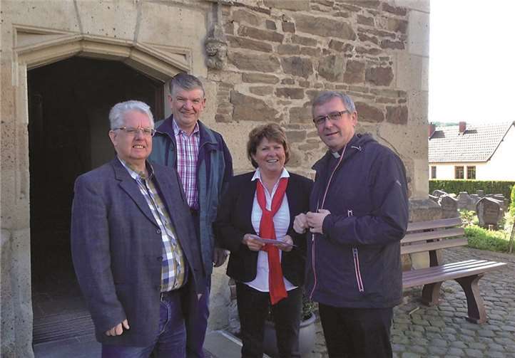 Paul Weber (l.) und Hans Schmitt (2.v.l.) freuen sich gemeinsam mit Pfarrer Günter Marmann (r.) über die Spende der Kreissparkasse Ahrweiler in Höhe von 1.500 Euro aus den Händen der Leiterin der Sparkassengeschäftsstelle Niederzissen, Irene Kassing (2.v.r).
