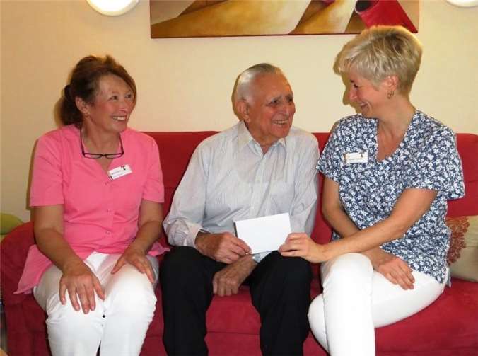 Paul Weber überreicht Sr. Maria Kuhn (links) und Stationsleitung Sr. Claudia Sputh (rechts) die Spende von 1.000 Euro. privat