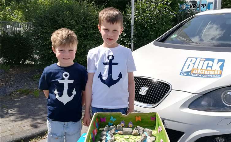 Paul freut sich mit gemeinsam mit seinem kleinen Bruder über die große Belohnung für sein Werk. . Foto: kbl