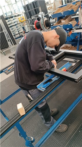 Paul – konzentriert bei der Arbeit im Praktikums- und heutigen Ausbildungsbetrieb Ferger Metallbau in Winnen. Foto: Ralf Lütje