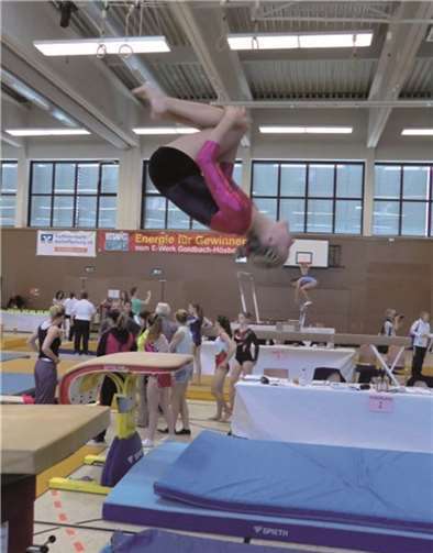 Paula Berssem beim Tsukahara am Sprung. privat