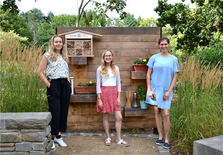 Paula Binz, Leonore Ostreich (links) überreichten Jana Fettweiß (rechts) das Wildbienenhotel. Foto: privat