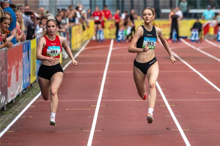 Paula Dahmen (rechts) beim Sprint.