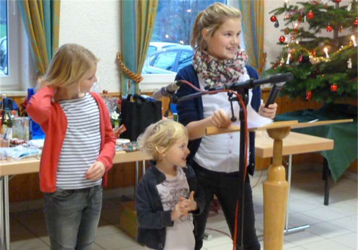 Paula, Karla und Franka Kreuzer trugen mit einem Gedicht zur Unterhaltung bei.