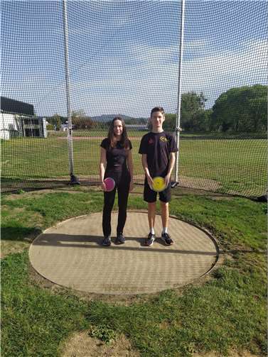 Paula Klapperich und Lorenz Jüris sind die neuen Kreisrekordhalter im Block Wurf.  Quelle: LG Kreis Ahrweiler