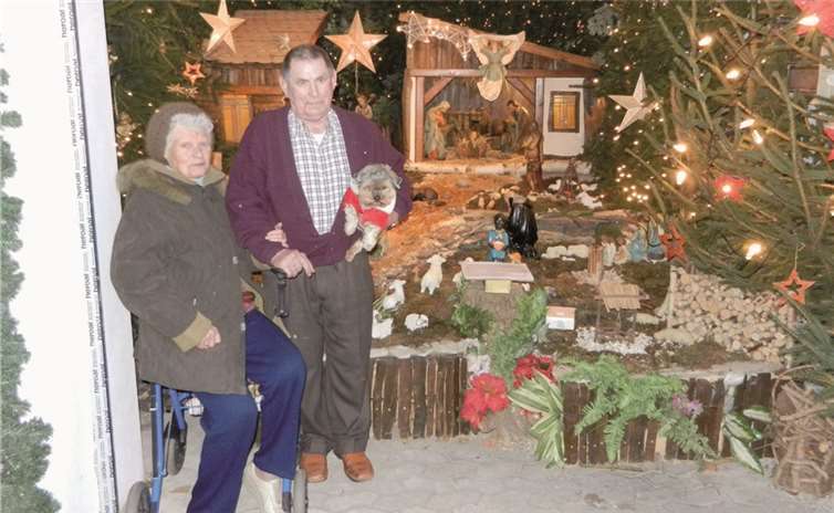 Paula und Hans Lutterbeck vor ihrer Krippenlandschaft.privat
