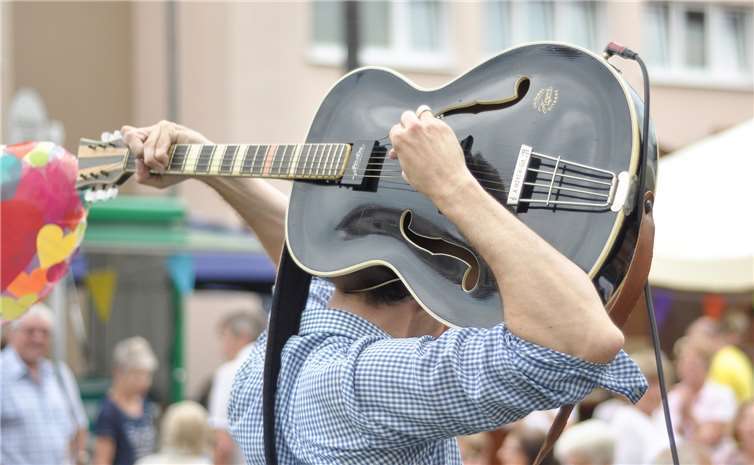 Paule Ponton sorgt mit Daniel Koch für eine musikalische Untermalung des Festes.privat