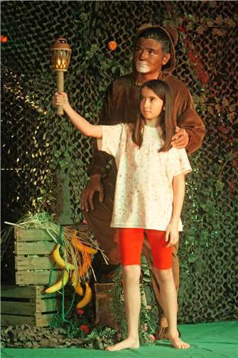 Pauline Janßen als Cedric Errol und Matthias Pauly als Graf von Dorincourt. Foto:Kleine Theater AG