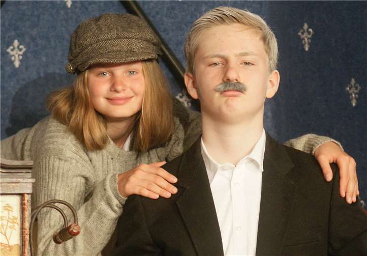 Pauline Janßen (links) als Cedric Errol und Matthias Pauly als Graf von Dorincourt.