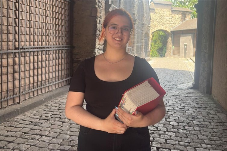 Pauline Montada befindet sich im zweiten Ausbildungsjahr zur Stadtsekretärin und gibt Einblicke in ihre vielseitige Ausbildung bei der Stadt Mayen
