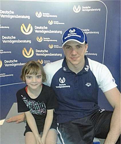 Pauline Schmidt (Jg 2005) nach ihrem Rennen über 50 m Rücken und Paul Biedermann.