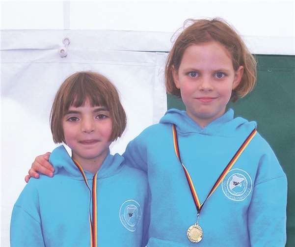Pauline Schmidt und Merle Führer freuen sich über ihre Medaillen.privat