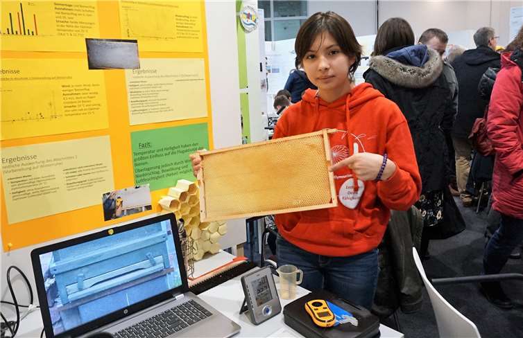 Pauline Schrank vom Goethe-Gymnasium Bad Ems, Siegerin im Fach Bio, erforschte den Bienenflug.