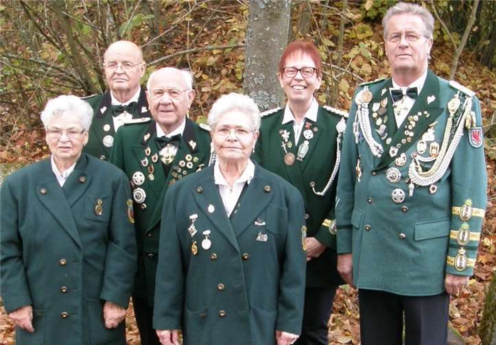 Pauline Szymaszczyk, Werner Rüber, Franz Szymaszczyk, Brunhilde Nels, Gertrud Otto, Albert Meurer; es fehlt Helga Rüber (v.l.) gehen die Winterrunde 16/17 zuversichtlich an.Privat