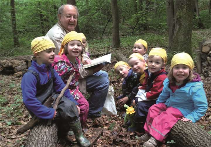 Pause im Wald mit Vorleser Wolfgang Weiler; der hatte wieder spannende Geschichten im Gepäck. privat