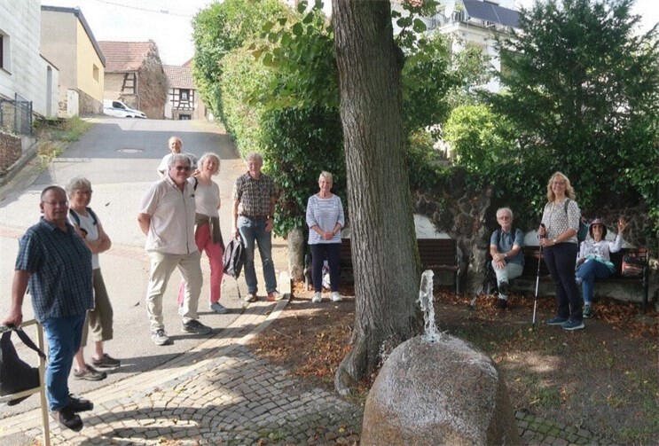 Pause unter schattigen Linden in Hüllenberg.