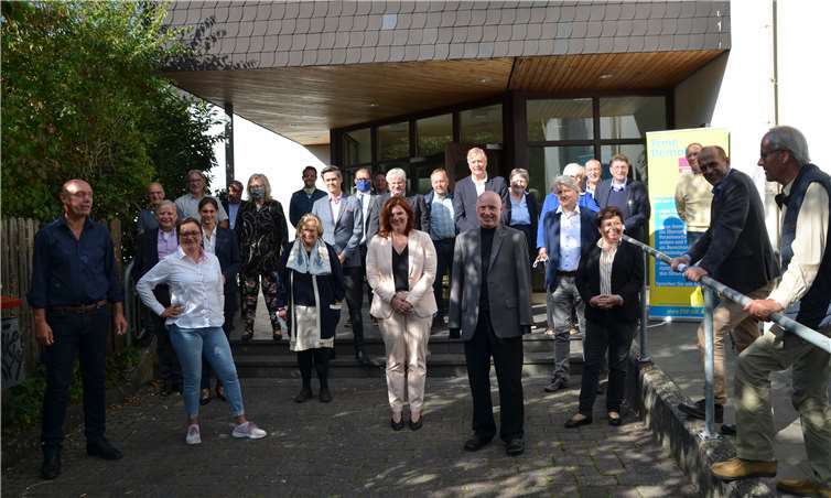 Pause zum Durchlüften beim Kreisparteitag vor der Tür der Hocheifelhalle, zu dem der FDP-Kreisvorsitzende Ulrich van Bebber nach Adenau eingeladen hatte. Gekommen waren auch die Bundestagsabgeordnete Sandra Weeser, die Kreisbeigeordnete Christina Steinhausen und der FDP-Kreisvorsitzende von Neuwied Alexander Buda. Gewählt wurden als Landtagskandidaten Wolfgang Reuss und Daniela Thiesen. Foto: privat