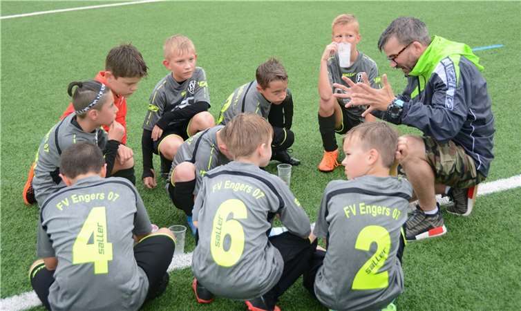 Pausenansprache von Trainer Johannes Bruchhof bei der E-Jugend.