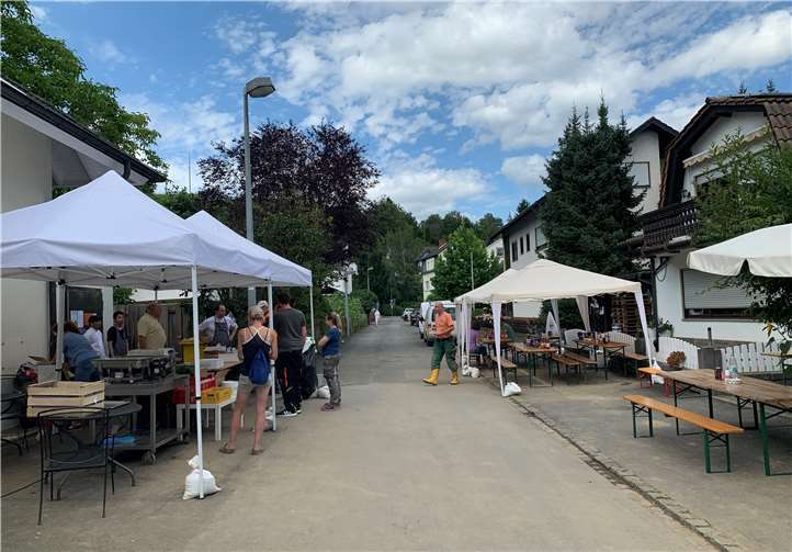 Pavillon und Bierbänke in der Martinusstraße.