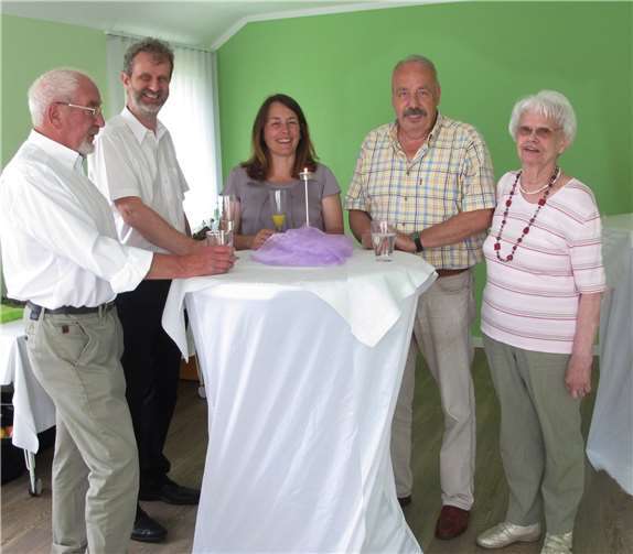 Pchologische Beraterin Patricia Nicolaysen (3. von rechts) im Kreise von Bekannten und Verwandten während der Eröffnung der Praxis.privat