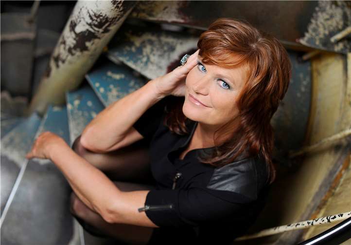 Pe Werner sorgt mit ihrem Begleiter Peter Grabinger am Flügel, für ein besonderes Konzerterlebnis.Foto: BrauerPhotos/BMC, Dominik Beckman