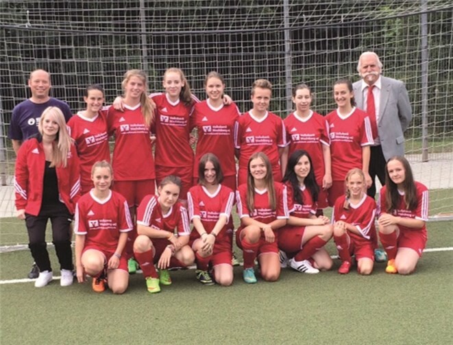 Pech. Die Pecher B-Juniorinnen freuen sich auf die kommende Saison. Mit neuen Trikots, gestellt von der Volksbank Wachtberg, geht es auf Titeljagd. Stolz präsentieren die jungen Damen ihr neues Outfit im Beisein von Leonard Hüllen (r) von der Volksbank Wachtberg und Trainer Michael Boldt. privat