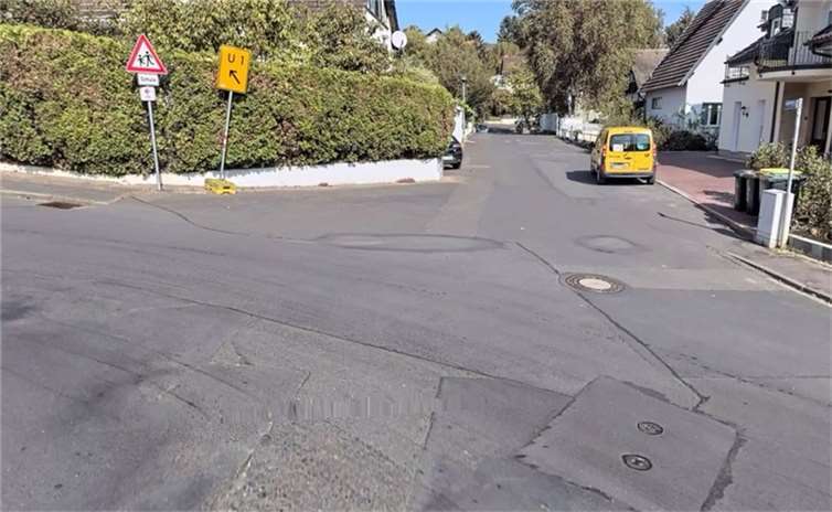 Pecher Hauptstraße: Bisher gab es keinen Weg auf der rechten Seite, künftig führt ein Gehweg hinter den Parkplätzen (wo jetzt der Bauwagen steht) bis zur Schule.