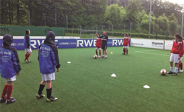 Pecher Mädchen mit Verbandstrainer Wolfgang Milka bei der Passarbeit.Privat