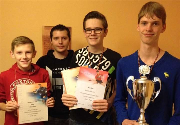 Peer Stobbe (rechts) ist neuer Jugend-Vereinsmeister im Einzel.