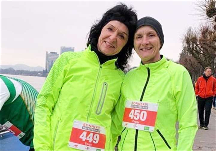 Peggy Stüber und Sonja Nannen vom VfL Waldbreitbach beim Silvesterlauf. Foto: privat