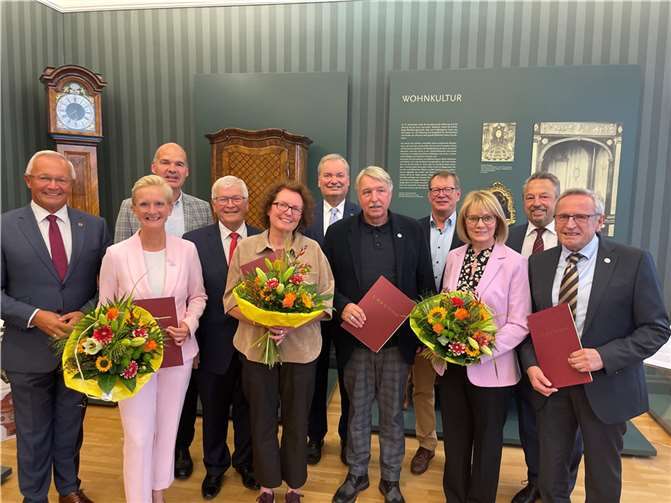 Peggy Stüber (vorn von links), Ehepaar Eleonore Mosig-Seidel, Hans Joachim Seidel und Karl-Willi Engels(neben seiner Frau Roswitha) sind die neuen Träger der Landesverdienstmedaille.Mit ihnen freuen sich über die verdiente Auszeichnung (hinten von links) Landrat Achim Hallerbach,Roland Stüber, Gerhard Hausen, Karsten Fehr, Martin Lerbs und Hans-Werner Breithausen.