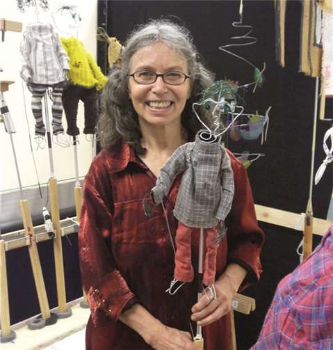 Penba Simons mit selbst gefertigten Schattentheater-Figuren. Gemeinde Wachtberg