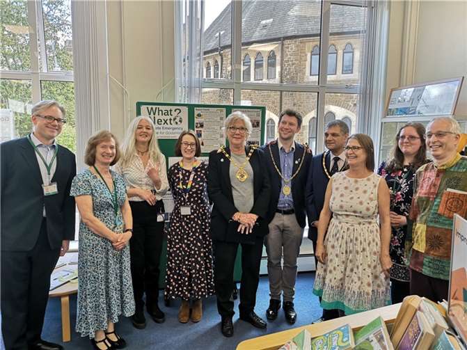 Penny Rivers, Bürgermeisterin Landkreis Waverley 5. v.l., Adam Duce, Bürgermeister Godalming 6. v.l. , Initiatoren Dr. David und Shirley Faraday 1. u. 3. v.r. mit Mitarbeitern der Bibliothek. Fotos: privat