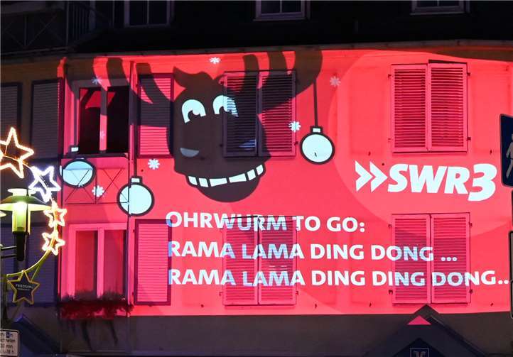 Per Beamer wurden „Ohrwürmer to go“ an die Hauswand geworfen.