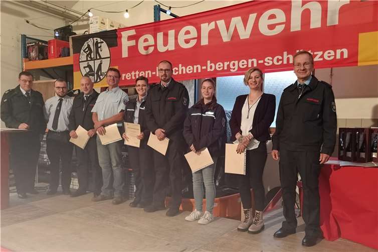 Per Handschlag verpflichtet Andreas Geron als Bürgermeister die Neuen in den Sinziger Wehren.  Foto: BL