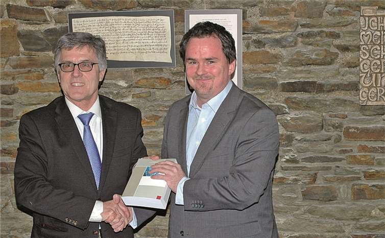 Per Handschlag verpflichtete Bürgermeister Wolfgang Kroeger Felix Blaich als neues Mitglied für den Sinziger Stadtrat.BL