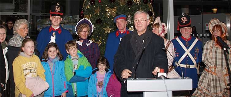 Per Knopfdruck gab Oberbürgermeister Prof. Dr. JohannHofmann-Göttig das Startsignal für den Koblenzer Weihnachtsmarkt. Foto:Udo Stanzlawski